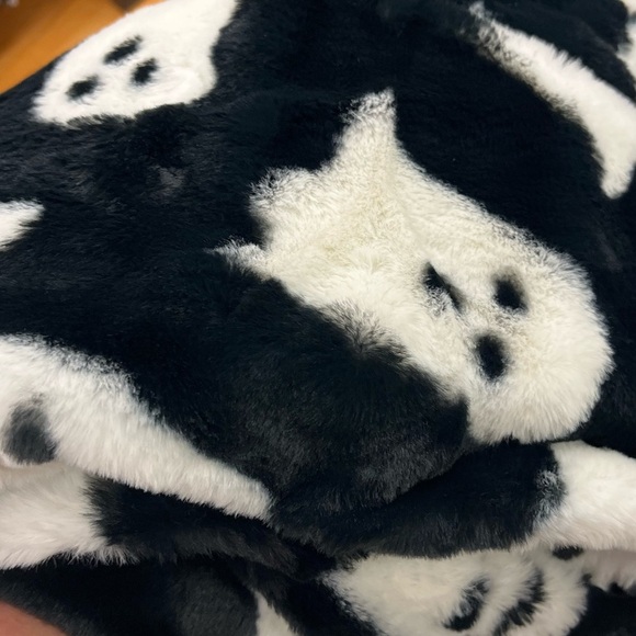 NEW NWT Storehouse GHOST Blanket Black White Faux Fur Halloween Soft Cozy Plush - Picture 3 of 4